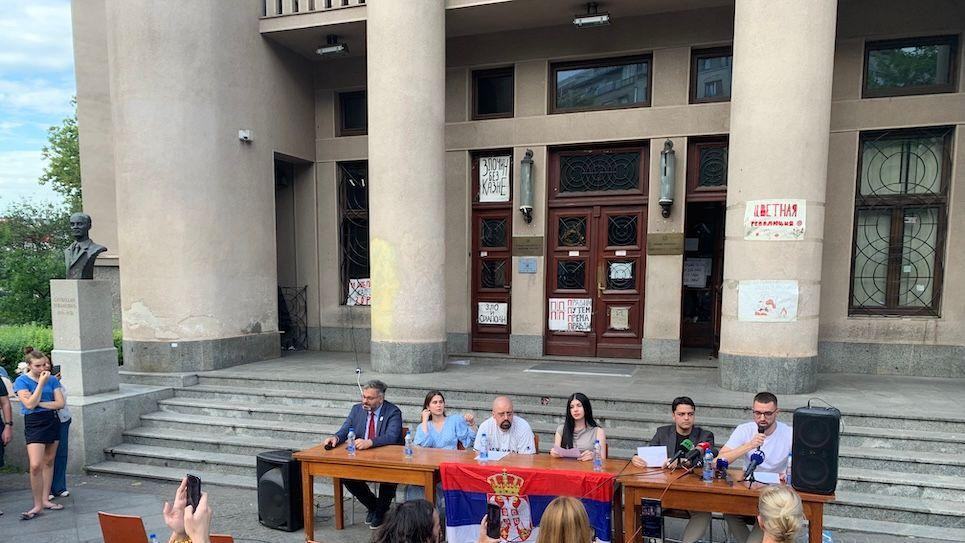 Obraćanja ispred Pravog fakulteta