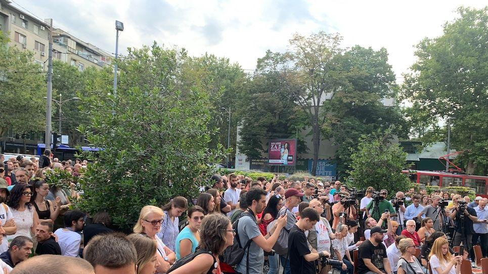 Okupljeni ispred Pravnog fakulteta