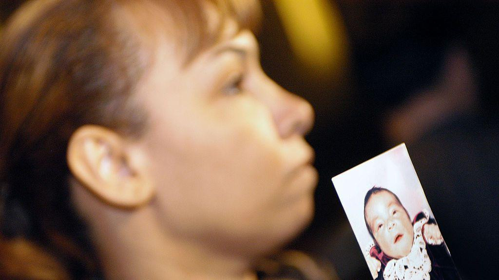 Luz Kuevas drži fotografiju ćerke Delimar kao bebe