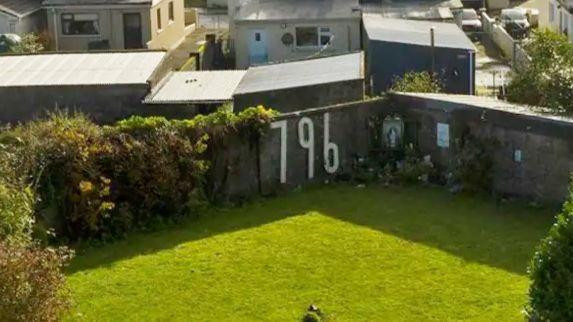
                    Opšti pogled na nekadašnje mesto doma za majke i bebe „Bon Sekur“ i spomen-vrt gde se veruje da je sahranjeno 796 dece može se videti 21. februara 2024. u Tuamu, u Irskoj