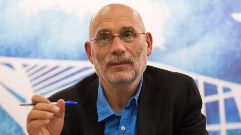 Boris Akunjin, sa olovkom u ruci, arhivska fotografija