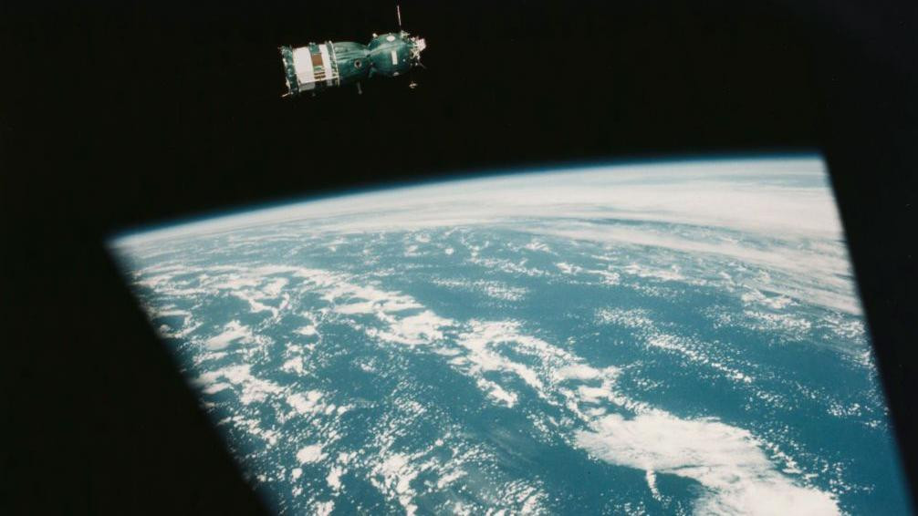 Sovjetska letelica Sojuz snimljena iz prozora američke letelice Apolo u Zemljinoj orbiti