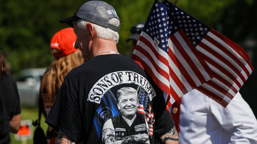 Pristalice Donalda Trampa u Pensilvaniji, muškarac sa majicom 'Sinovi Trampa'