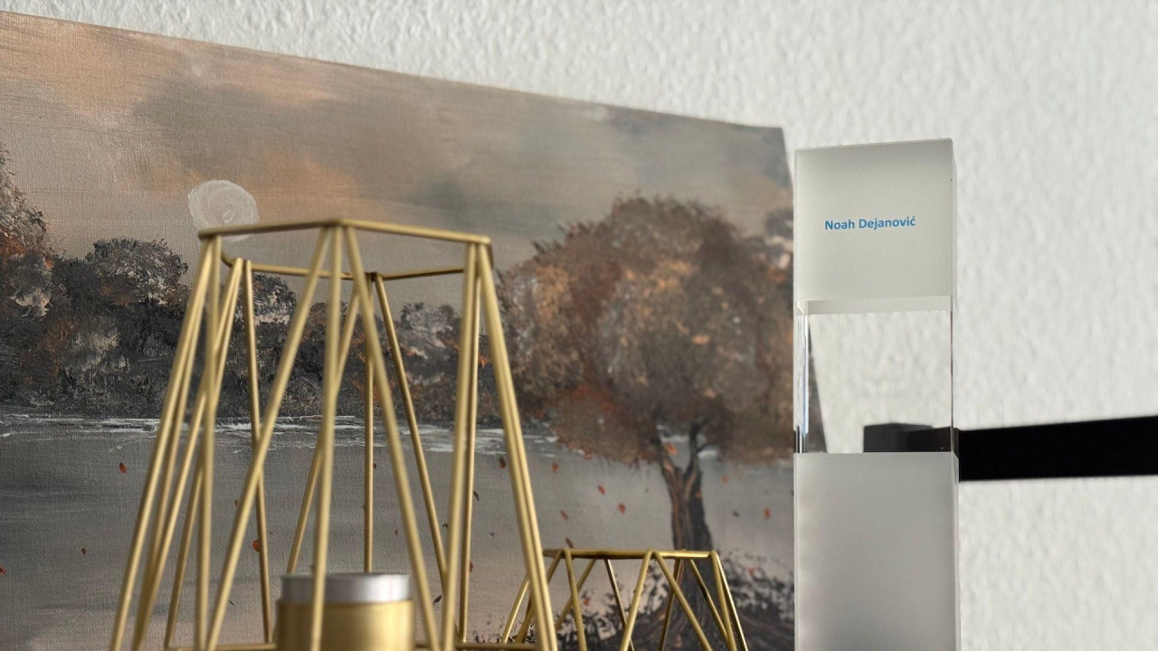 Nagrada za studenta godine u Nemačkoj zauzima posebno mesto na polici u stanu Dejanovića