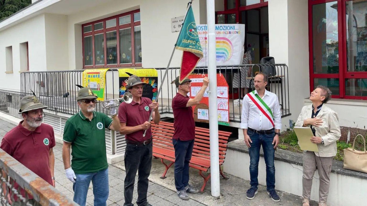 Nekoliko muškaraca na oproštajnom skupu povodom zatvaranja škole u Trevizu 