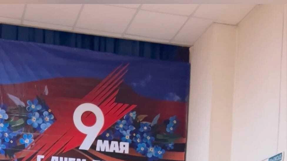 Tetka Aleksandra Petlinskog govori deci na memorijalnoj ceremoniji u njegovoj bivšoj školi u Čeljabinsku 