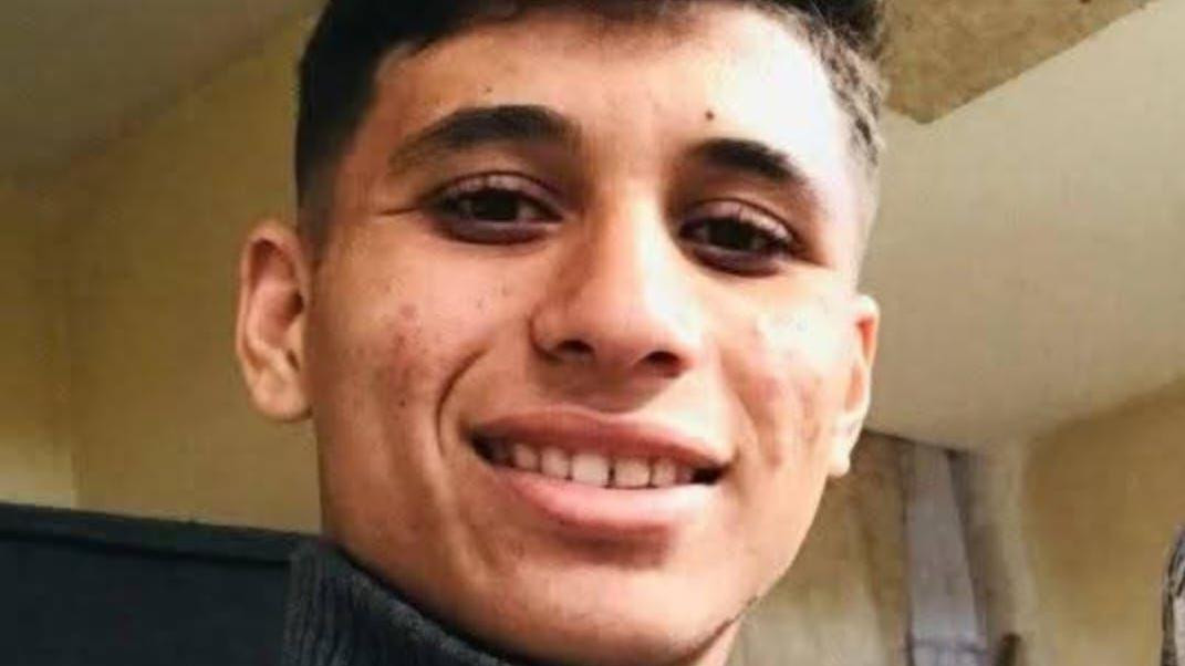 Mladi Abdula Džendeja gleda sa osmehom u kameru