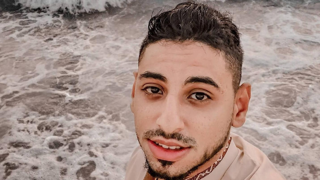 Mladi Muhamed Kulab pravi selfi na obali