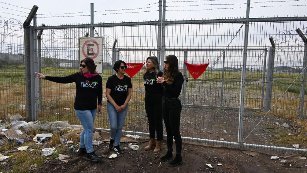 Četiri žene stoje na zemljištu planiranom za izgradnju gugl data centra u Čileu u oktobru 2024. 