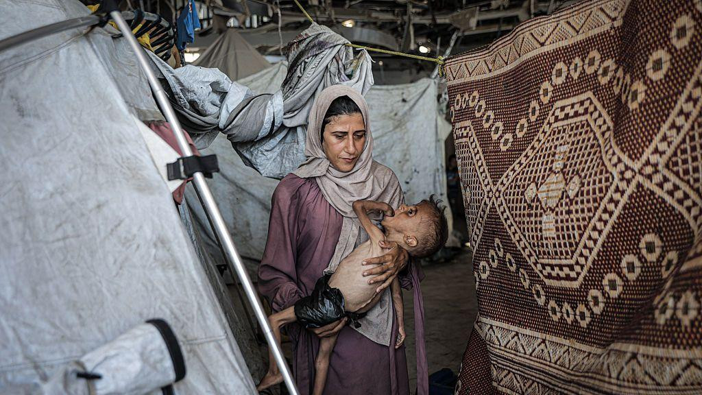 majka i gladna beba u gazi