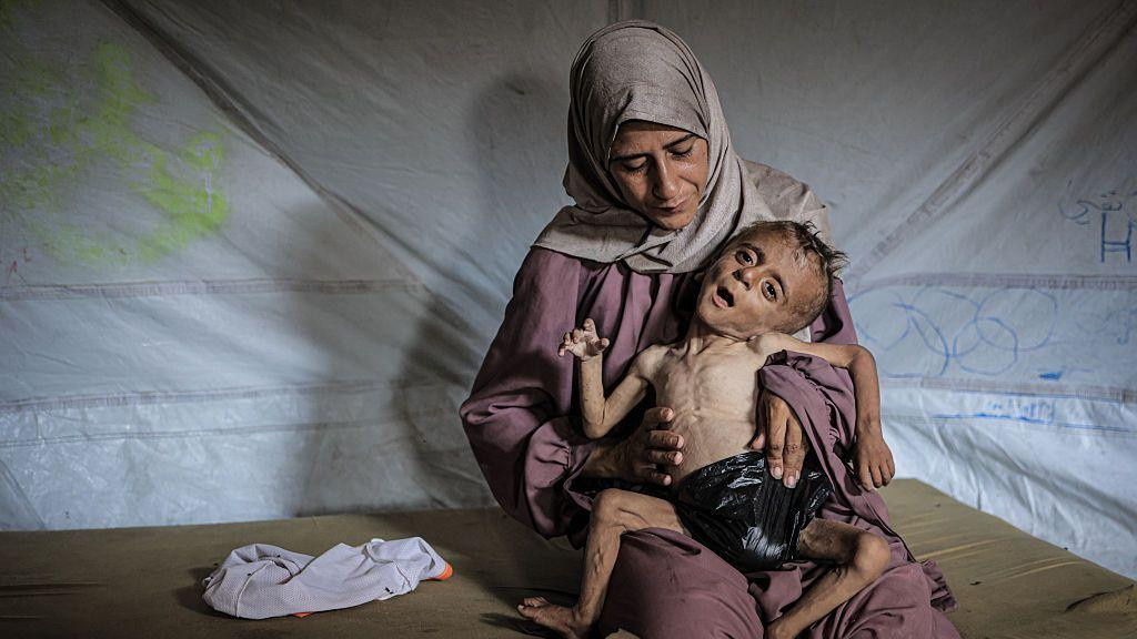 majka i gladna beba u gazi