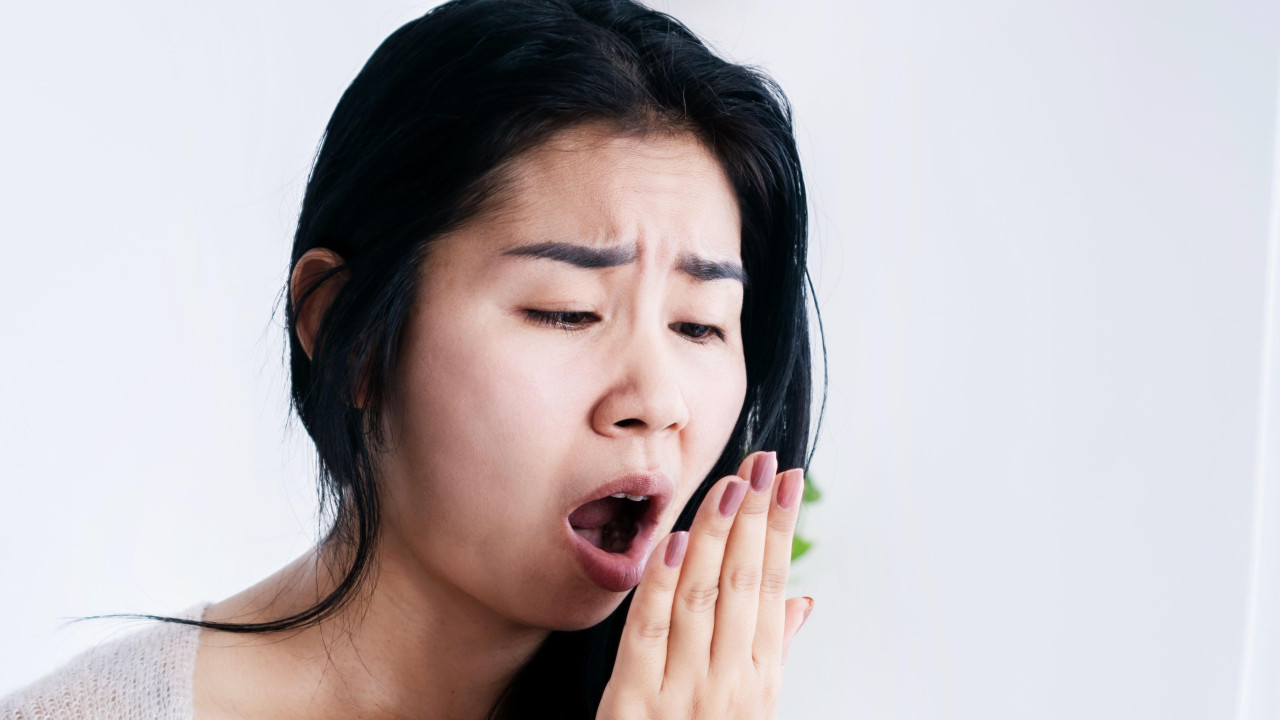 žena proverava zadah