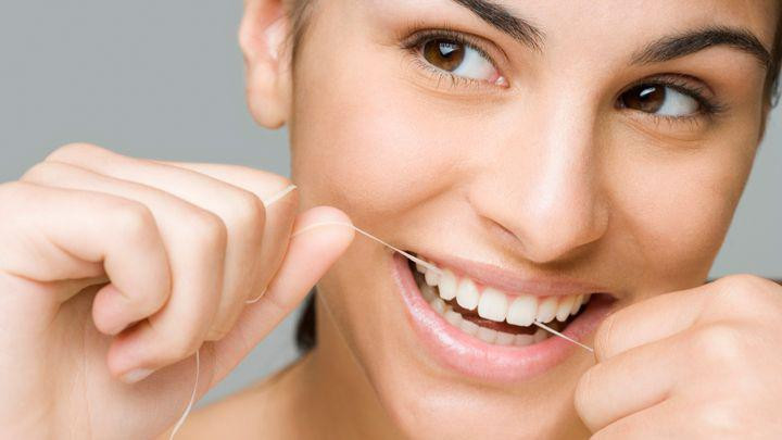 Žena koncem čisti zube