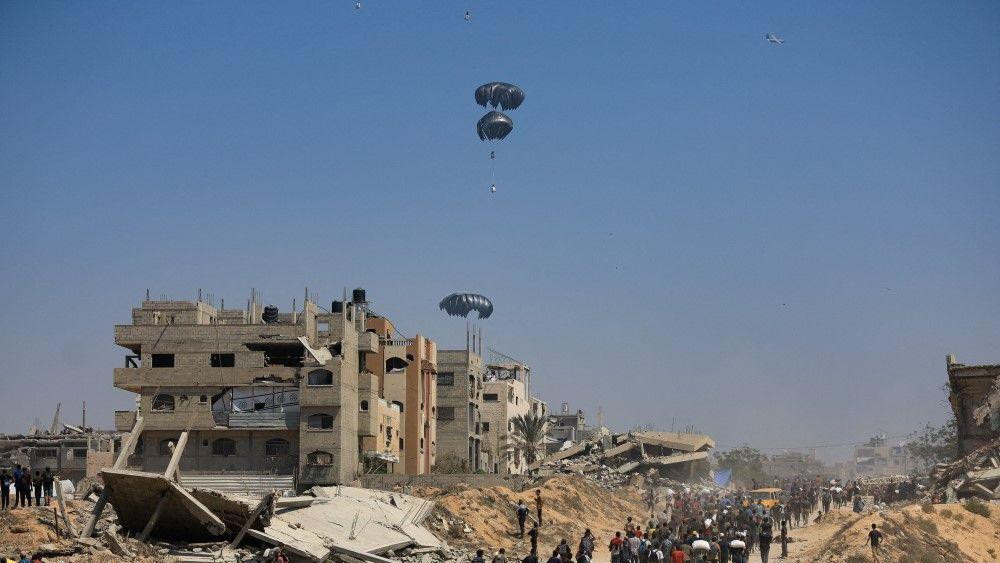 humanitarna pomoć za gazu, glad u gazi, avioni bacaju pakete sa hranom u gazu