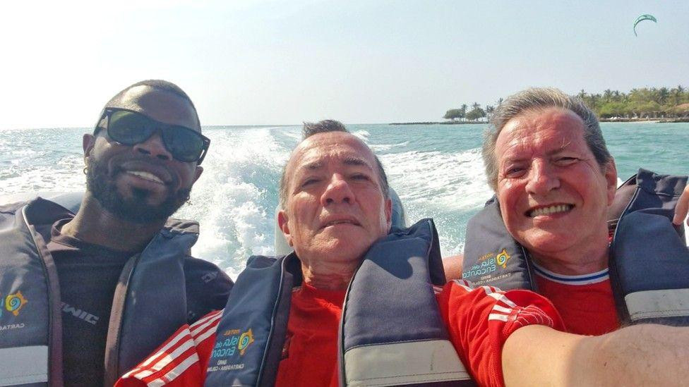 Jostin Moskuera (L), Albert Alfonso (M) i Paul Longvorth (R) prave selfi dok se po moru