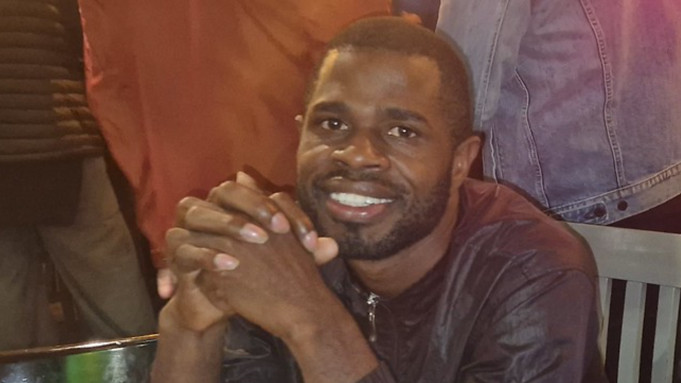 Moskera sedi sa prekrštenim rukama