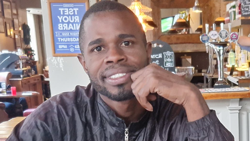 Moskera sedi u kafiću 