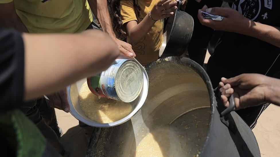 Raspodela toplih obroka Palestincima u Gazi