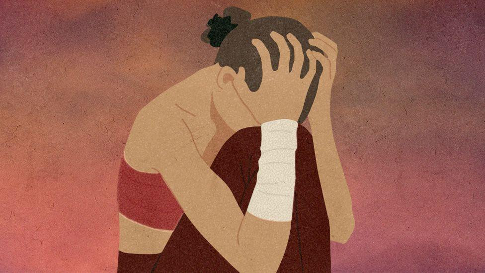 Ilustracija devojke kako se drži rukama za glavu, dok joj je jedna ruka uvijena u zavoje. 