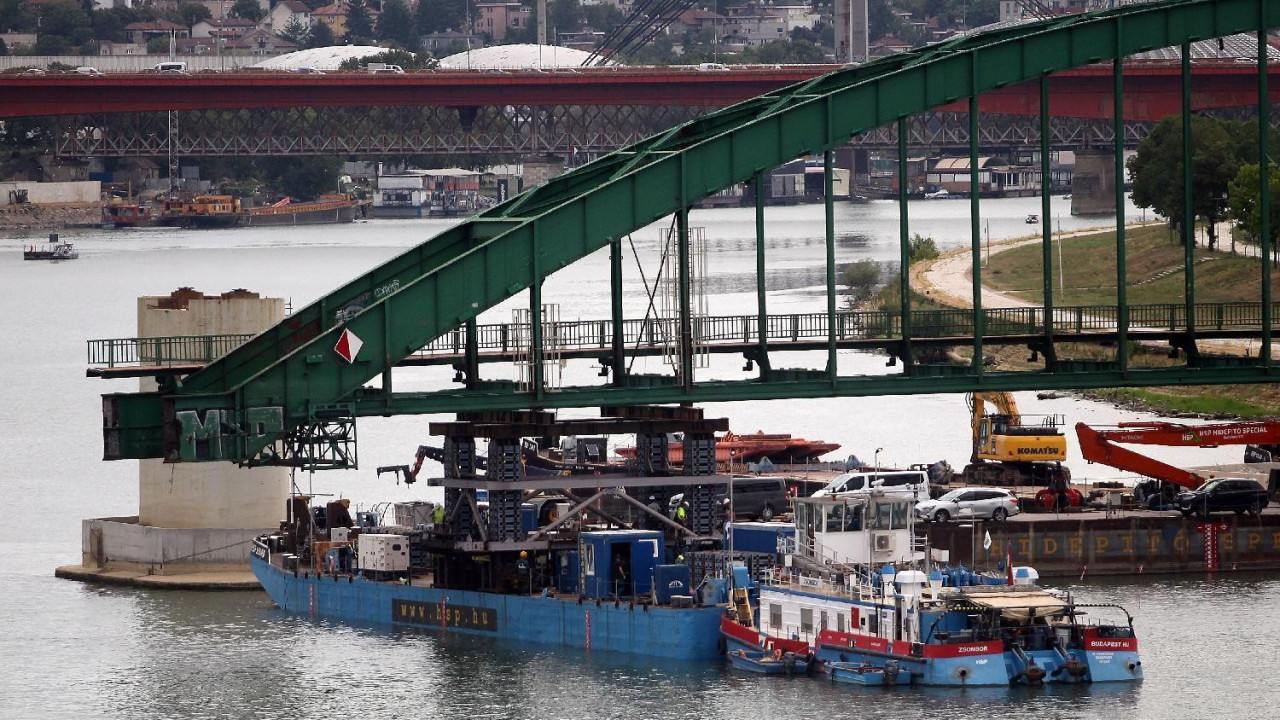 Barža odnosi deo mosta