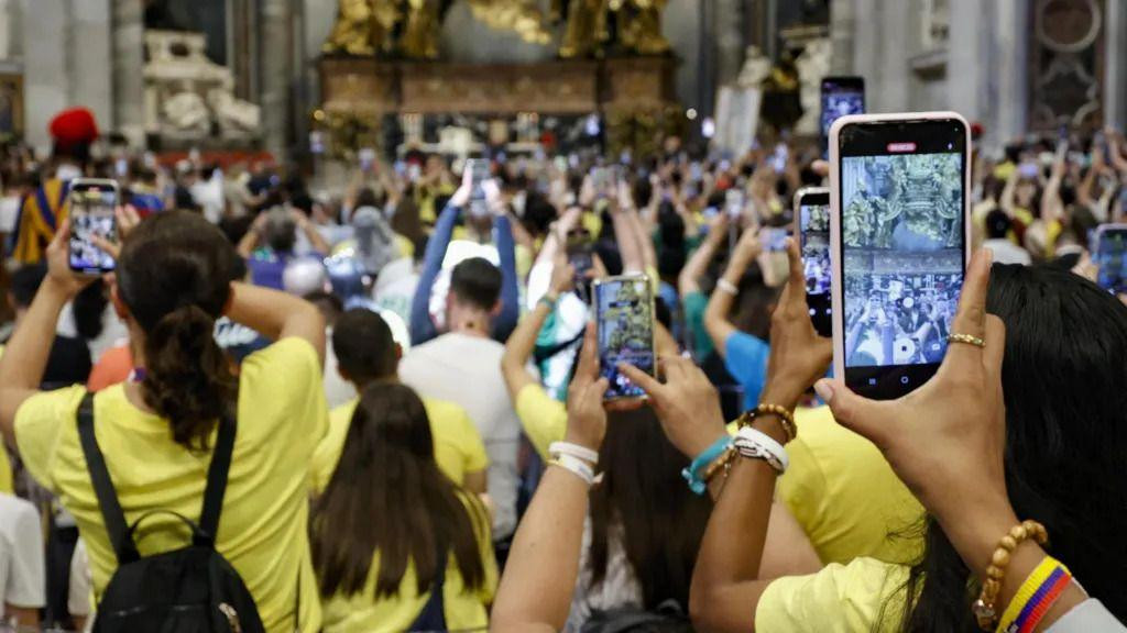 Grupa ljudi sa pametnim telefonima u rukama 