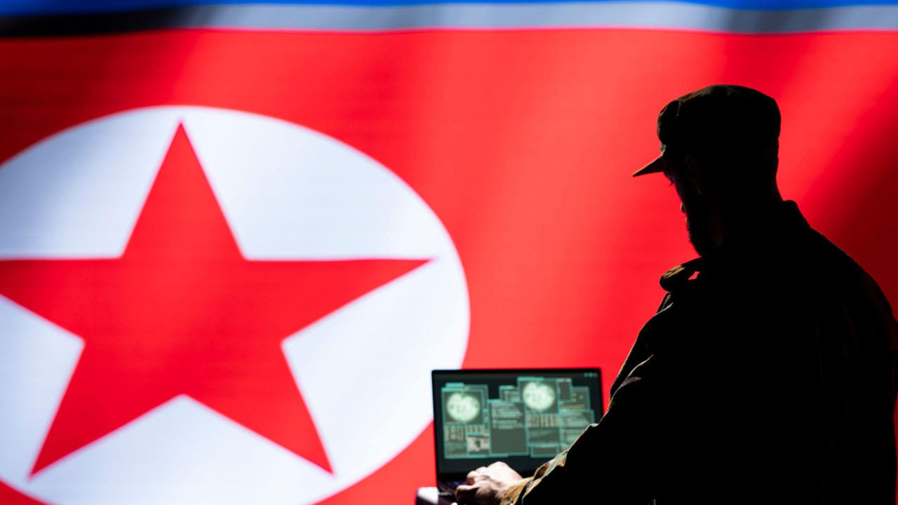 Grafika pokazuje muškarca u vojnoj uniformi koji radi za laptopom, a ispred njega je severnokorejska zastava