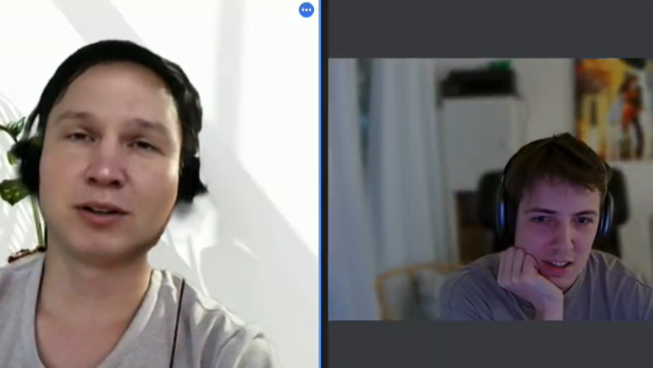 Snimak ekrana video intervjua sa dva muškarca koji nose slušalice. David Močadlo, suosnivač kompanije Vidoc Security Lab (desno), intervjuiše kandidata (levo) koji izgleda koristi softver veštačke inteligencije da bi prikrio svoje lice.
