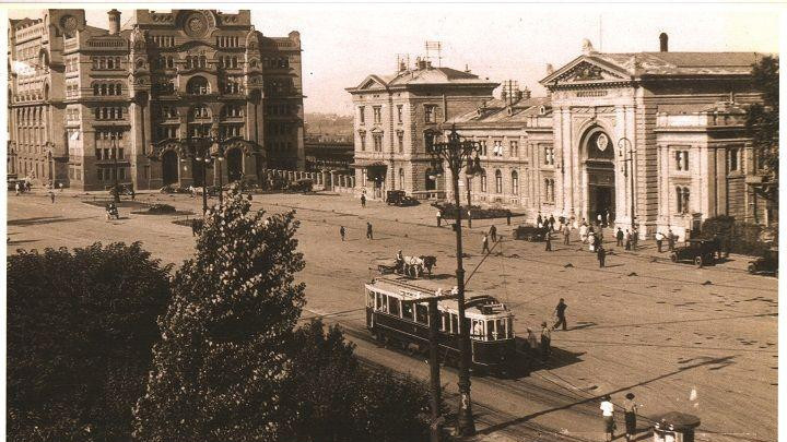 Kultna dvojka 1923. pored glavne železničke stanice u Beogradu