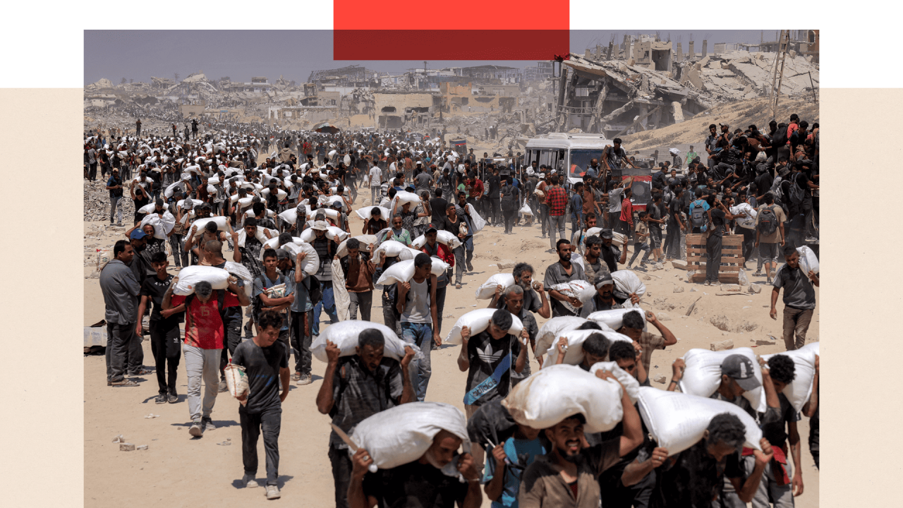 Kolone ljudi sa vrećama na ramenima, iza njih su ruševine