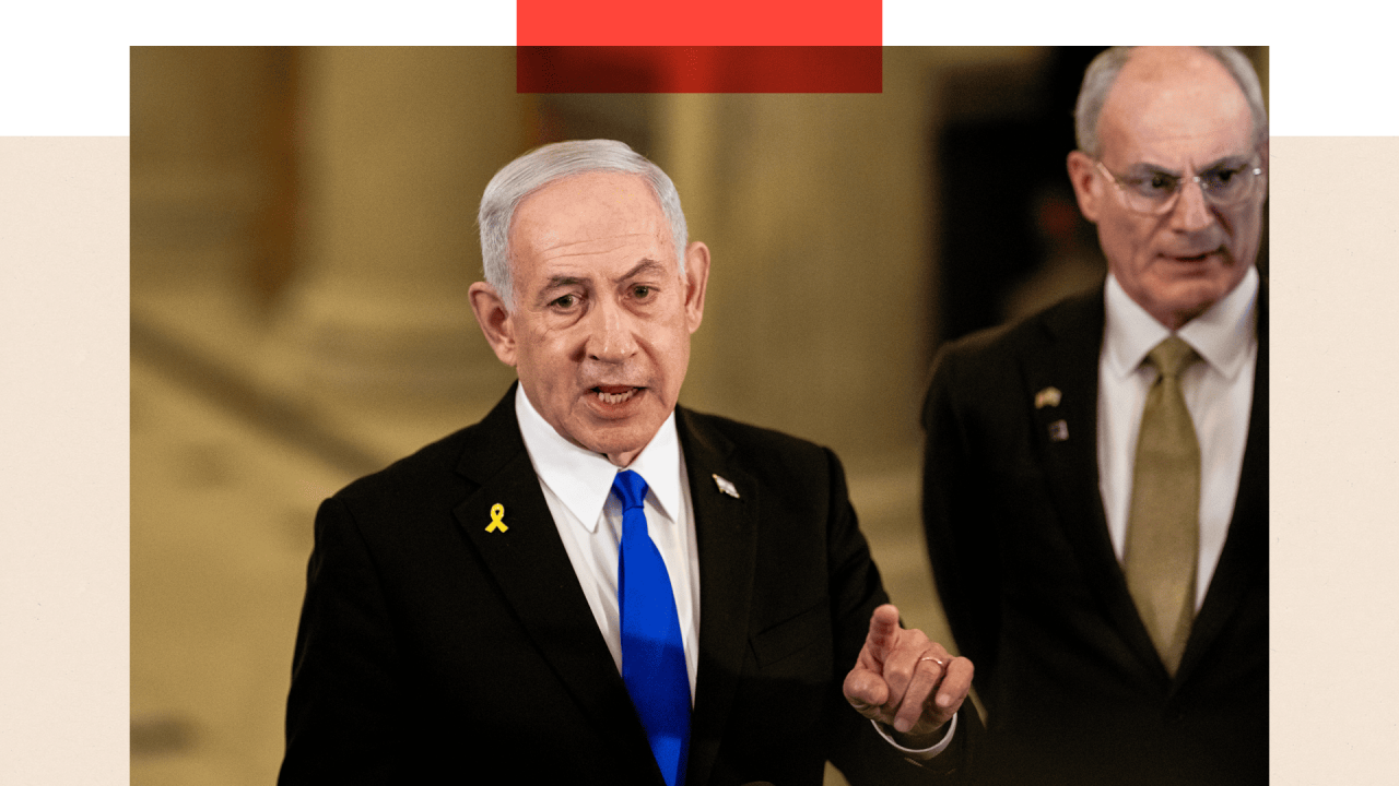 Benjamin Netanjahu govori sa dignutim prstom u vazduhu, obučen u crno odelo sa belom košuljom i plavom kravatom na svetle i tamne široke pruge