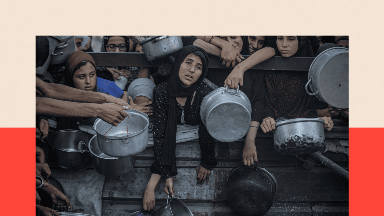 Žene i deca sa šerpama čekaju hranu, vidno izgladneli i iscrpljeni