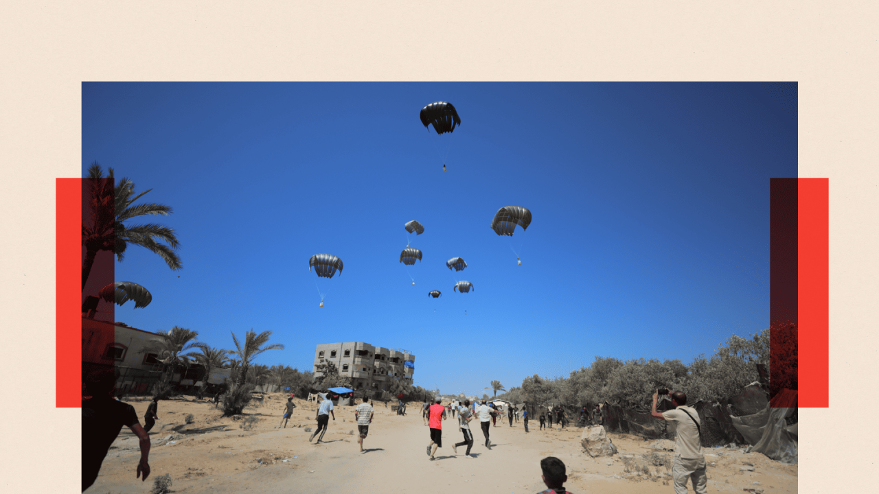 Deca i odrasli trče prema paketima koji se spuštaju padobranima