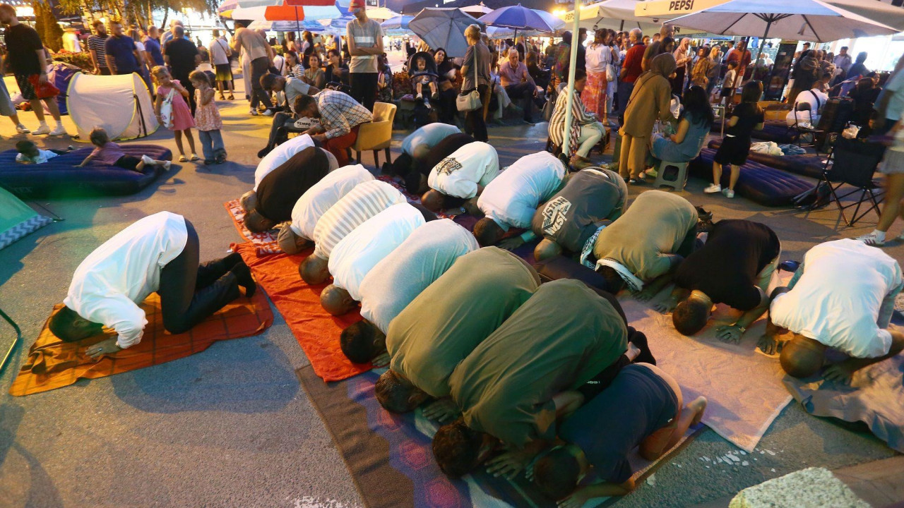 Vernici klanjaju jutarnji namac na blokadi u centru Novog Pazara