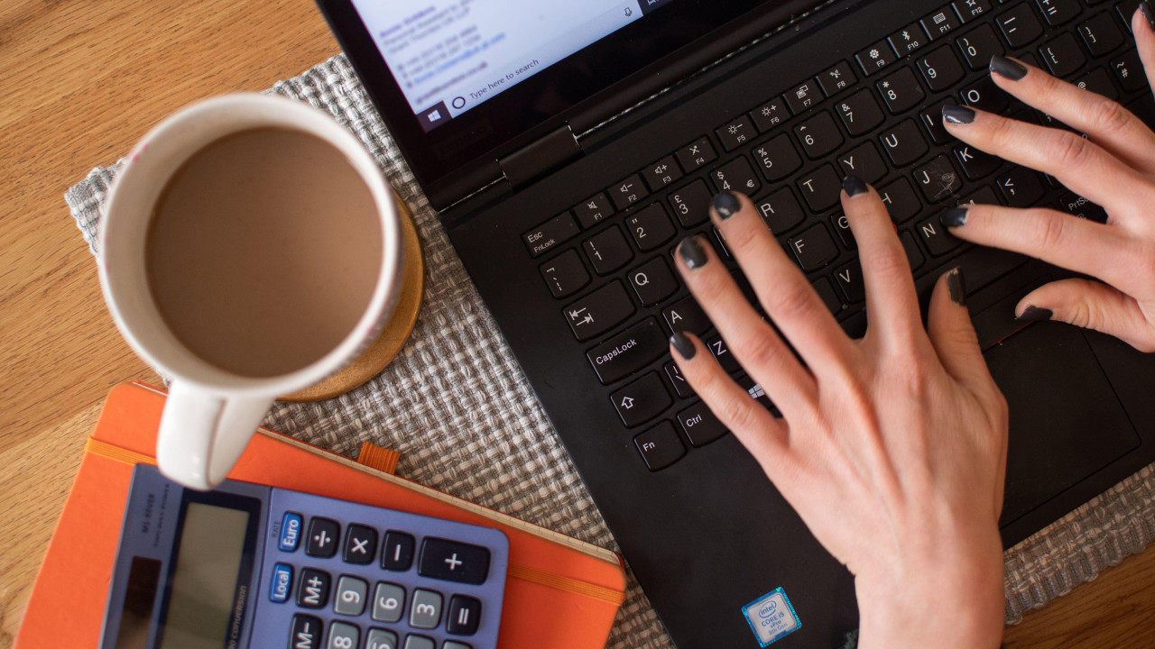 žena za kompjuterom, žena na poslu