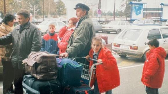 Natašina porodica ispred beogradskog aerodroma pred polazak u Ameriku (1998.)