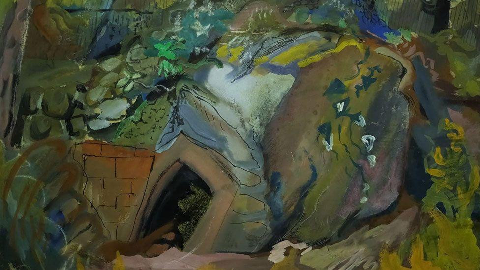 Krupni plan impresionističkog pejzaža, oslikan u različitim nijansama zelene i žute. Prikazuje padinu brda, delimično poduprtu zidom od cigle, i tamni otvor u brdu.