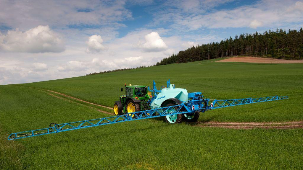 njiva, traktor na njivi