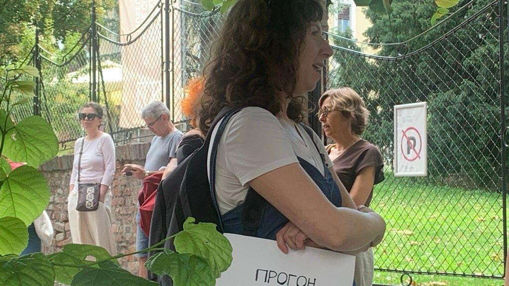 Žena drži transparent u ruci