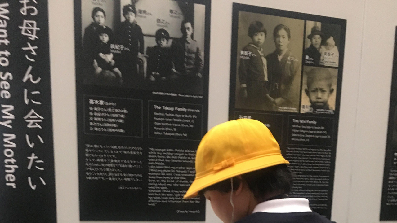 Dete u rukama drži svesku 