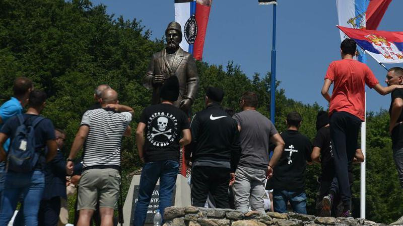 Sledbenici četničkog pokreta oko spomenika Pavla Đurišića