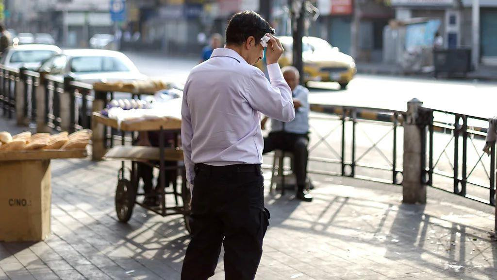 Muškarac briše znoj sa čela