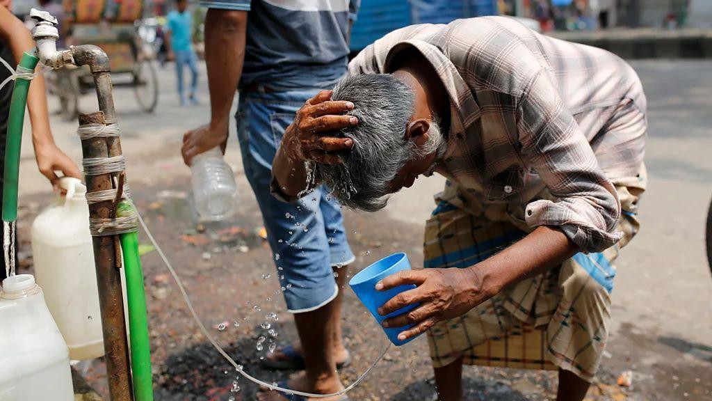 Muškarac rashlađuje glavu vodom