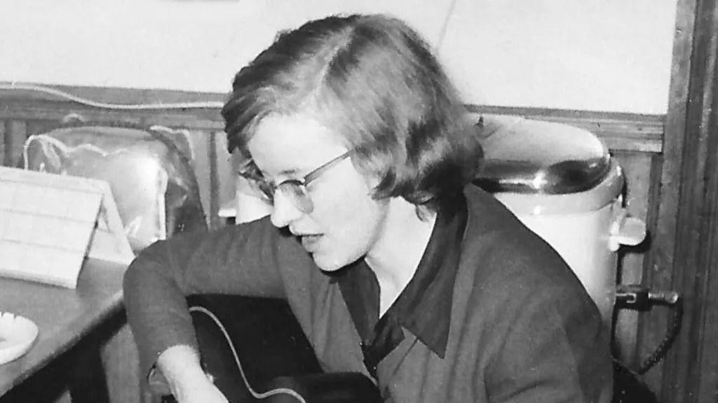 Koni Konvers sa gitarom