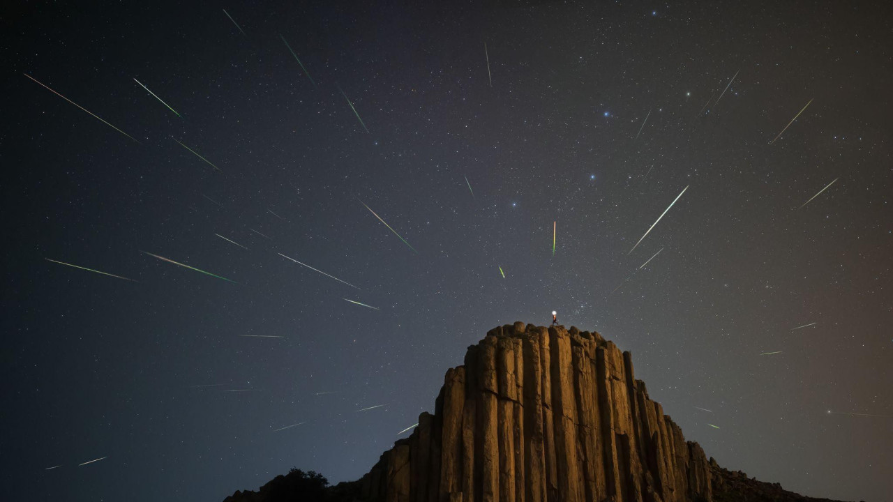 Tragovi meteora viđeni iznad vrha litice u okrugu Baočang, Unutrašnja Mongolija, Kina, 13. avgusta 2021. godine