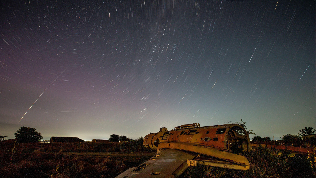 Meteorski pljusak Perseida viđen iznad napuštene vojne vazduhoplovne baze u Džordžiji u avgustu 2024.