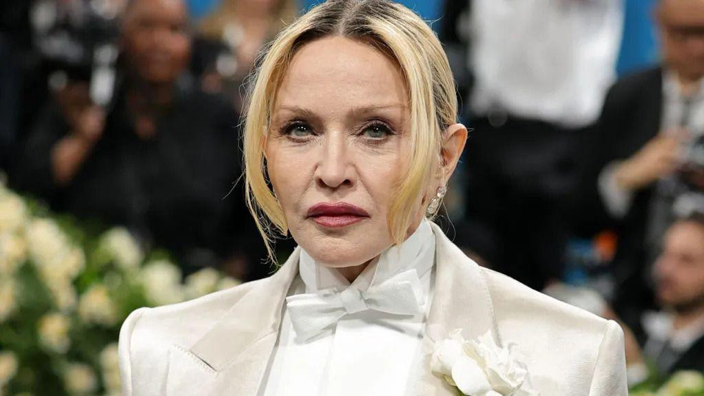 Pevačica Madona u belom odelu