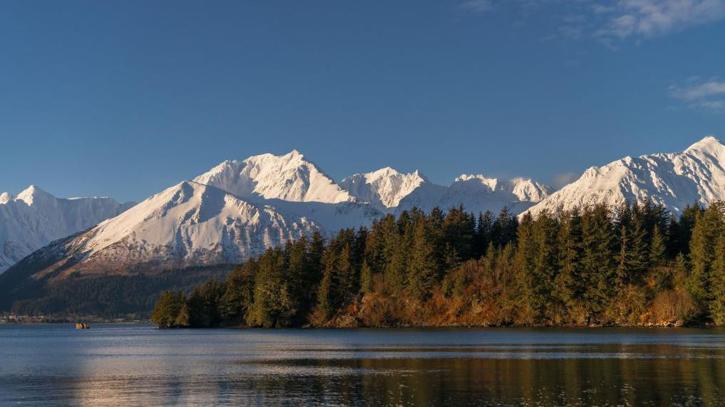 Plavo nebo, planine prekrivene snegom i jezero
