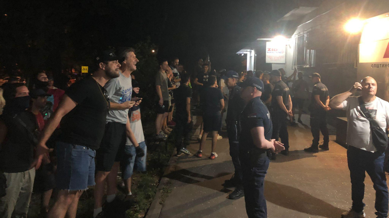 Demonstranti ispred sedišta SNS-a na Novom Beogradu