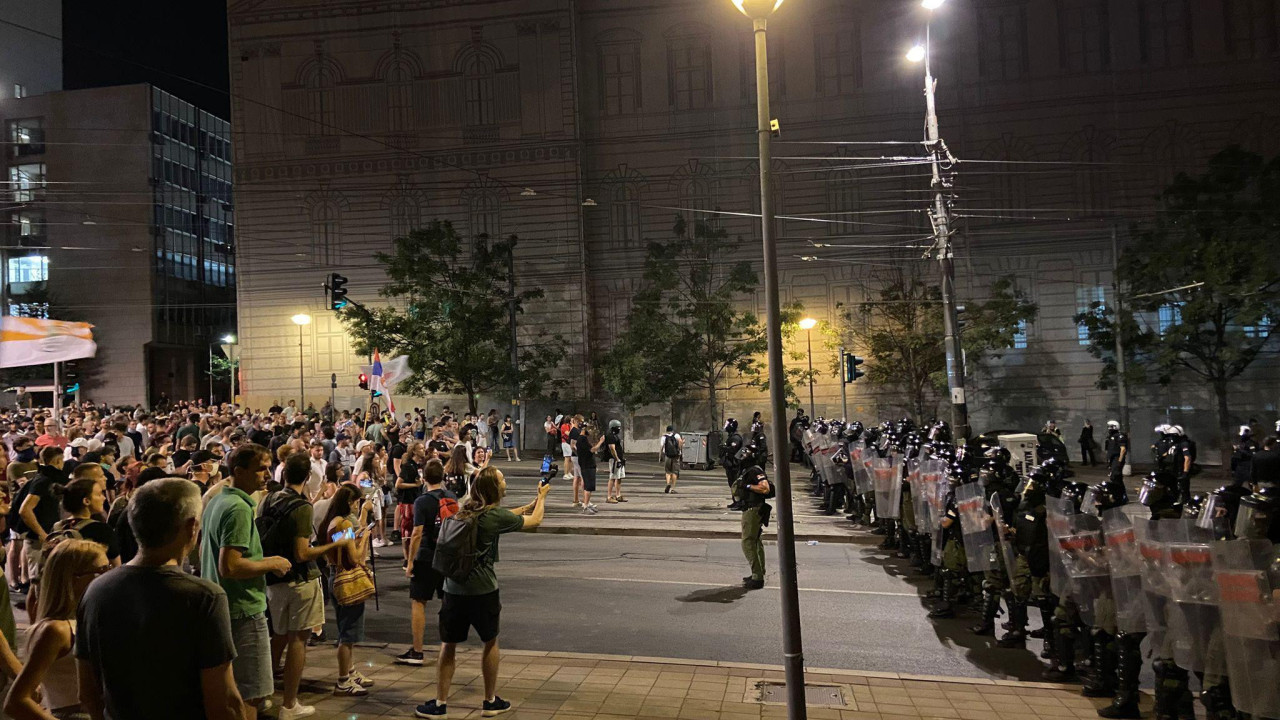 Sa leve strane demonstranti, sa desne kordon policije tokom noći na beogradskim ulicama
