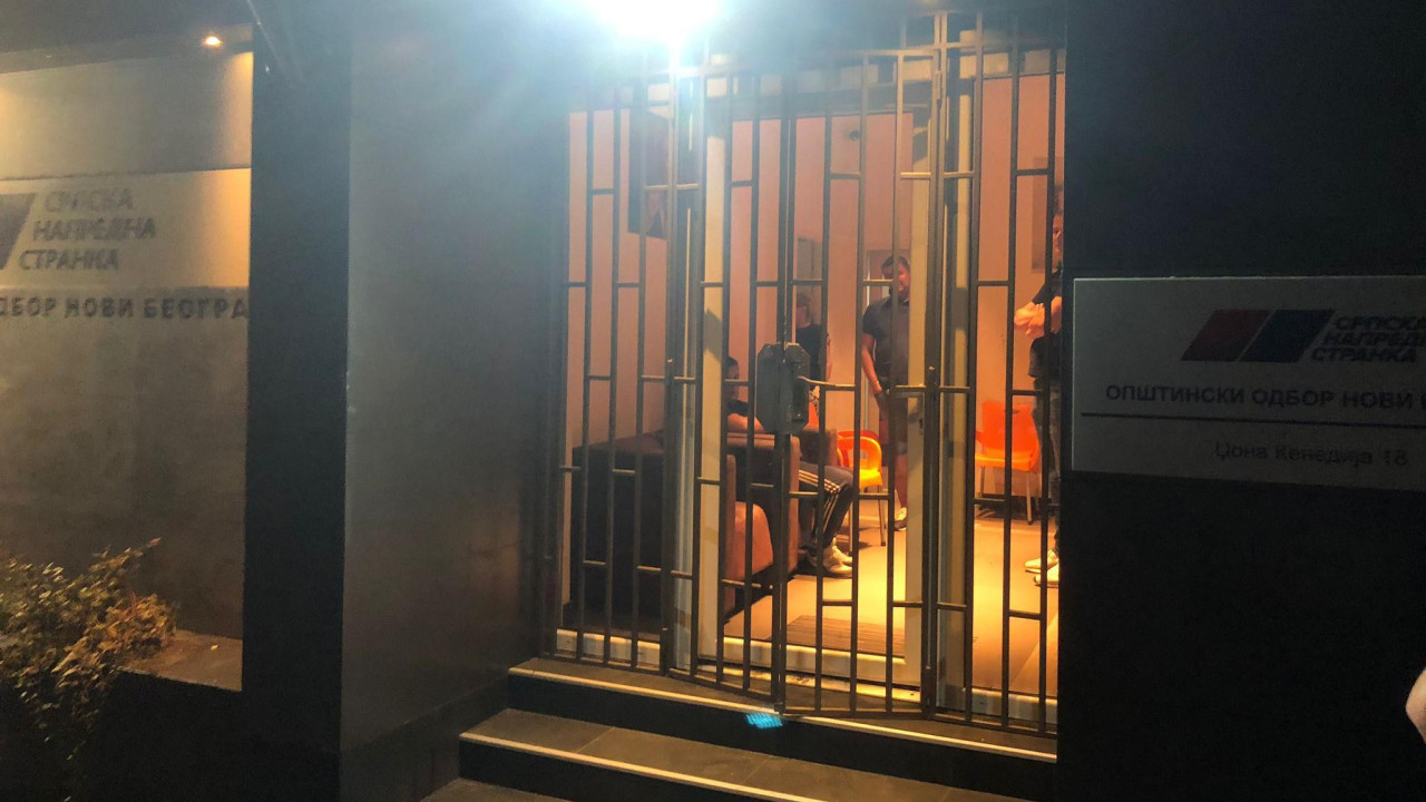 Pripadnici SNS-a iza vrata sa rešetkama u prostorijama Srpske napredne stranke